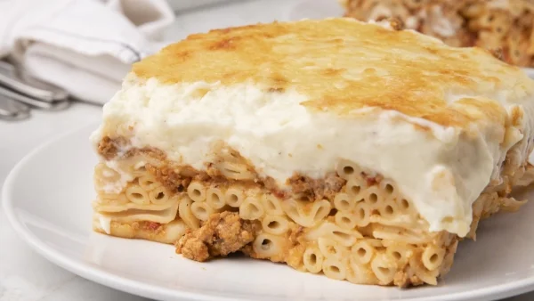 Λαχταριστό παραδοσιακό παστίτσιο με χοντρή στρώση ζουμερής μπεσαμέλ από τον Γιώργο Τσούλη