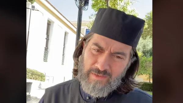 Κιβωτός του Κόσμου: Το μήνυμα του πατέρα Αντώνιου έξω από το δικαστήριο