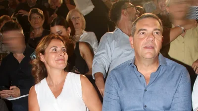 Αλέξης Τσίπρας: Η σπάνια νυχτερινή έξοδος με την Περιστέρα και τα παιδιά τους - Εκείνη στα λευκά κι εκείνος χαλαρός με πουκάμισο