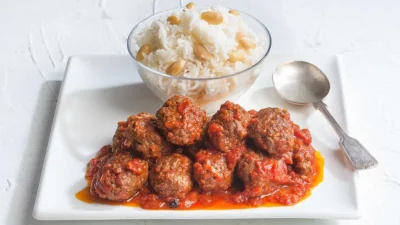 Σουτζουκάκια... κόλαση: Με κόκκινη σάλτσα και ρύζι - Τα 9 μυστικά tips για να βγουν αφράτα και μυρωδάτα