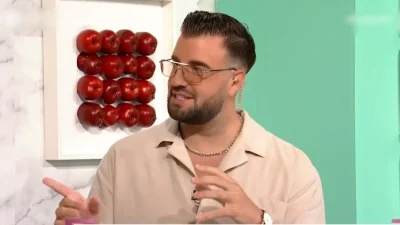 Σταύρος Βαρθαλίτης: Ντεμπούτο στην κουζίνα του Στούντιο 4 με λαχταριστή τυρόπιτα ακορντεόν!