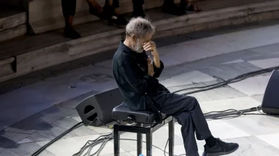 Σταύρος Ξαρχάκος: Ανάμεσα σε πρώην και νυν - Η στιγμή που "λύγισε" μπροστά στην Σμαράγδα Καρύδη και την Ηρώ Σαΐα