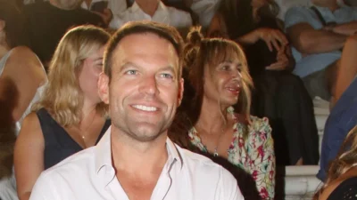 Στέφανος Κασσελάκης: Η πρώτη δημόσια εμφάνιση μετά τον γάμο του - Χωρίς τον Tyler McBeth, με γυναίκα στο πλευρό του