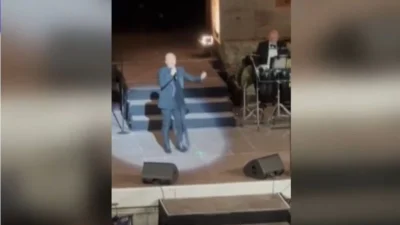 Τάκης Ζαχαράτος: Η συγκλονιστική στιγμή που γονατίζει και φιλάει το σημείο που κατέρρευσε η Μαρινέλα στο Ηρώδειο