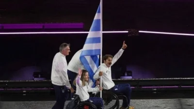 Παραολυμπιακοί Αγώνες 2024: Σταματοπούλου και Τσαπατάκης με την ελληνική σημαία στην Τελετή Λήξης (video)