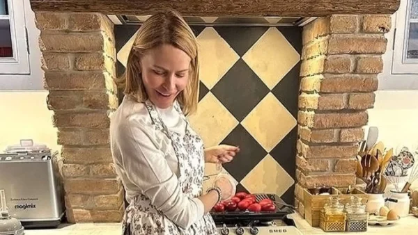 Τζένη Μπαλατσινού: Διακοπές στην Πάτμο με τα τέσσερα παιδιά της - Οι φωτογραφίες από το πέτρινο εξοχικό της με την παραδοσιακή κουζίνα