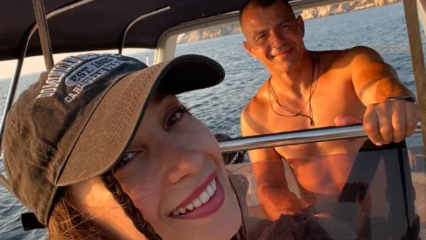 Δήμητρα Βαμβακούση: Βαρκάδα στο ηλιοβασίλεμα με σουβλάκια στο χέρι και τον Ντάνο - «Άκρως ρομαντικό»