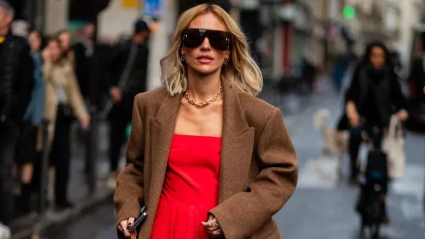 Δεν ταιριάζουν όλα τα jackets με τα φορέματα αλλά αυτοί οι 5 διαχρονικοί συνδυασμοί δείχνουν πάντα κομψοί