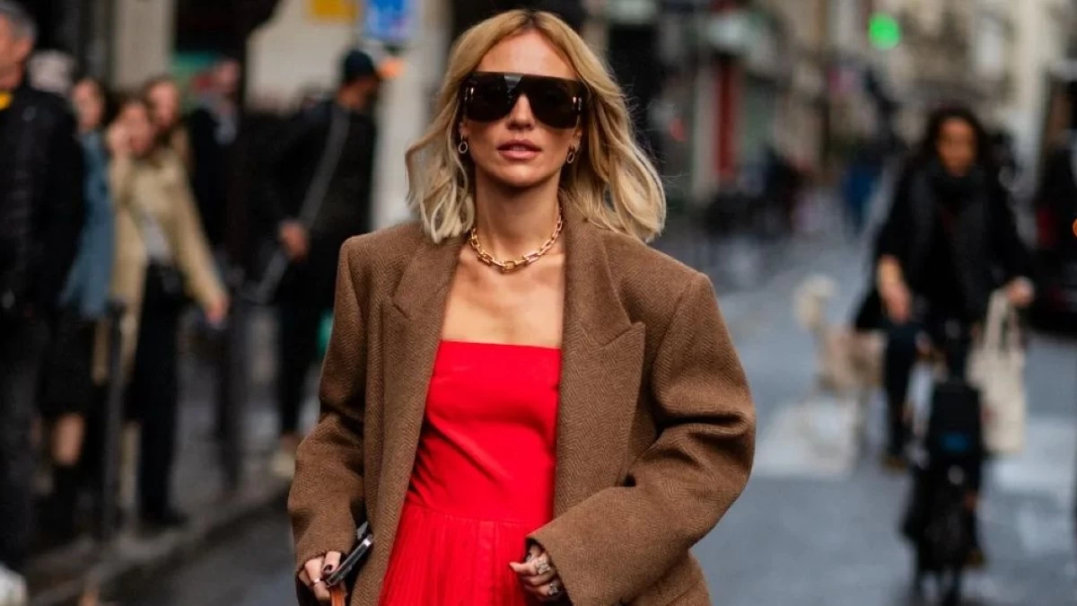 Δεν ταιριάζουν όλα τα jackets με τα φορέματα αλλά αυτοί οι 5 διαχρονικοί συνδυασμοί δείχνουν πάντα κομψοί