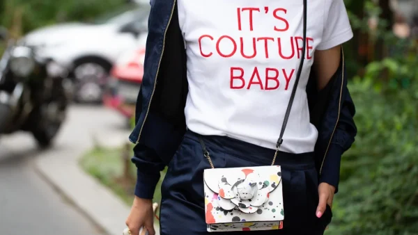 Τσάντες: Αυτή η matchy-matchy τάση φέρνει επανάσταση στα outfits