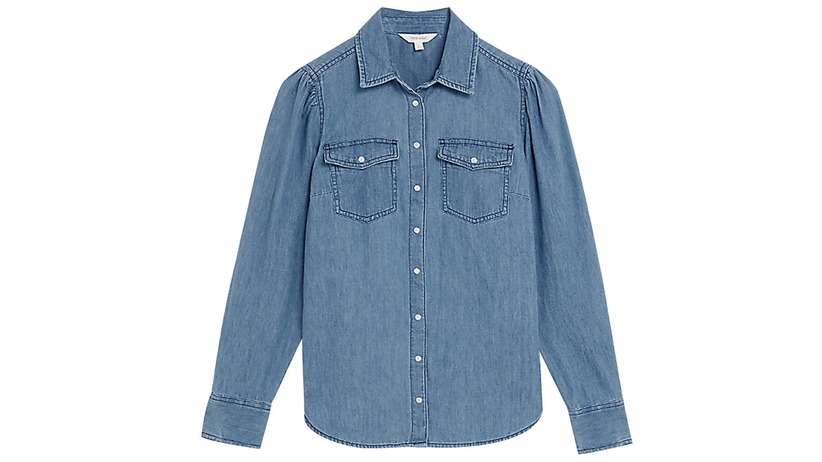 Τζιν πουκάμισο, Marks & Spencer, €45,99, marksandspencer.gr