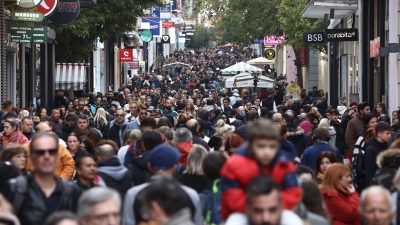 Πλήθος κόσμου περπατά στον εμπορικό δρόμο της Ερμού