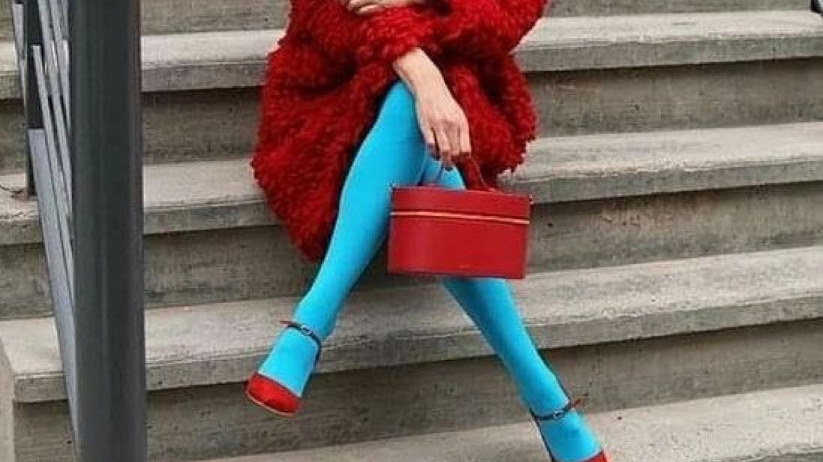 Μπλε καλσόν: Πώς η λεπτομέρεια κάνει τη διαφορά σε μια εμφάνιση