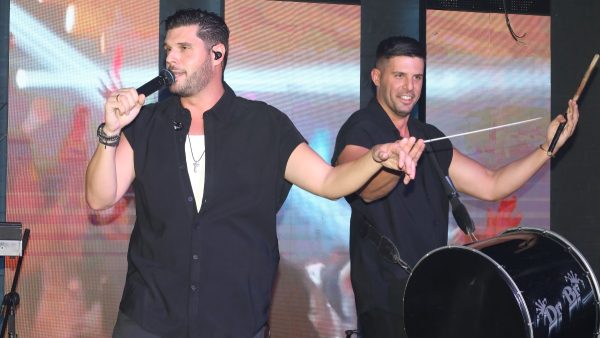 Droulias Brothers - Μηνύματα στήριξης μετά την αμφιλεγόμενη μαντινάδα υπέρ του Κασιδιάρη: «Τα σχόλια δικά σας»