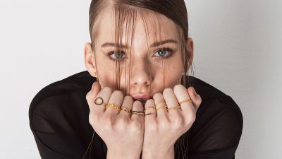 κοπέλα με κοσμήματα 2024 δαχτυλίδια krinaki.gr