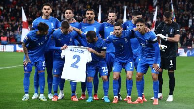 Τζορτζ Μπάλντοκ: Μαύρα περιβραχιόνια φόρεσαν οι παίκτες της Ελλάδας και της Αγγλίας