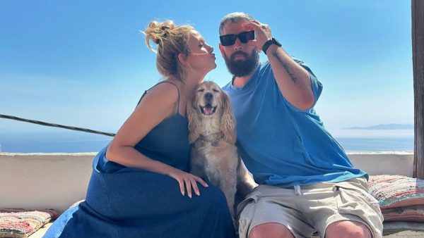 Φωτεινή Πετρογιάννη - Ποζάρει με τον σύντροφό της Μιχάλη Ρουμπή και τον σκύλο τους για την Παγκόσμια Μέρα των Ζώων