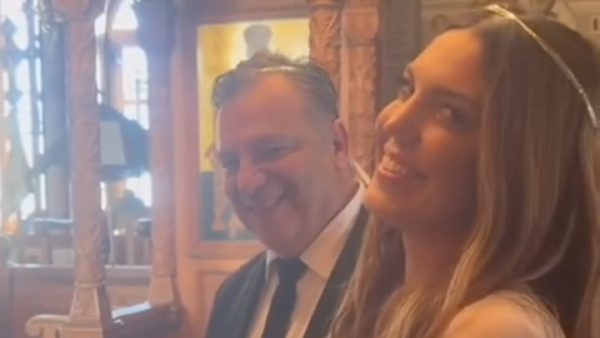 Παντρεύτηκε ο Γιώργος Δασκουλίδης μετά από 14 χρόνια σχέσης – Δείτε βίντεο από το γάμο στην Πάτμο