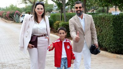 Θανάσης Βισκαδουράκης – Περήφανος μπαμπάς: Στη γιορτή του σχολείου μαζί με τη σύζυγο και τον γιο του