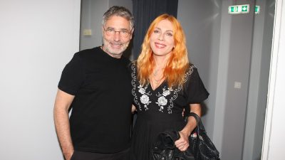 Σμαράγδα Καρύδη: Χαμογελάει πλατιά στο πλευρό του Θοδωρή Αθερίδη και της κόρης του, Φωτεινής