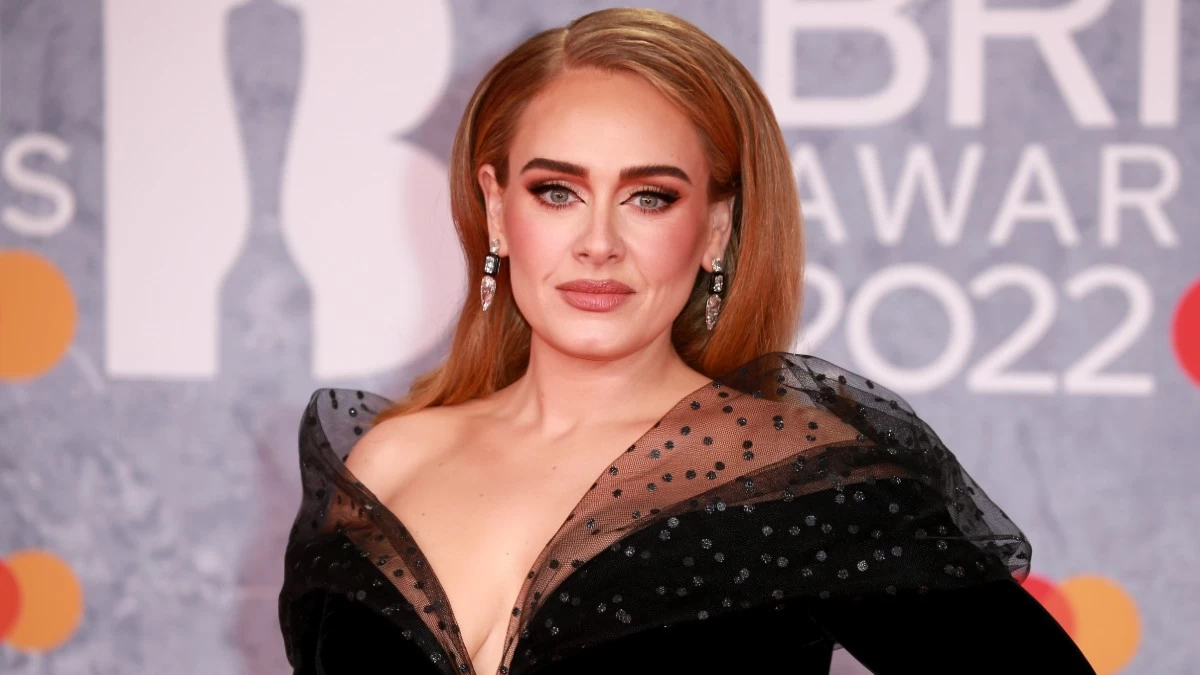 Σαν δυο σταγόνες νερό: Γνωστή Ελληνίδα τραγουδίστρια στο Ηρώδειο ολόιδια η Adele!