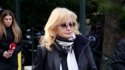 Η αγγελική Νικολούλη στους δρόμους της Αθήνας