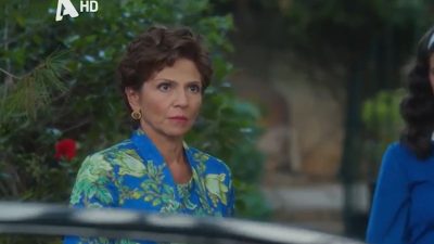 Στον Άγιο Έρωτα η Χλόη λέει στην Θάλεια ότι ο πατέρας της την απατάει