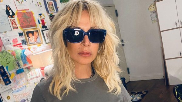 Η Άννα Βίσση με μεγάλα γυαλιά ηλίου