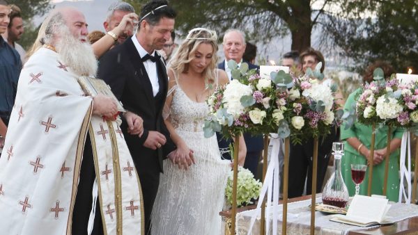 Ο Απόστολος Ρουβάς και η Φανή Γιαβρίδου παντρεύτηκαν στον Μαραθώνα
