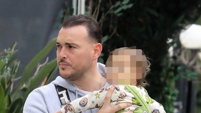 Ο Σάκης Αρσενίου αγκαλιά με τον γιο του στους δρόμους της Αθήνας