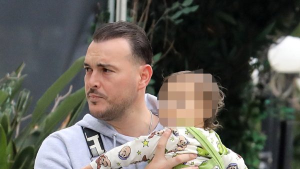 Ο Σάκης Αρσενίου αγκαλιά με τον γιο του στους δρόμους της Αθήνας