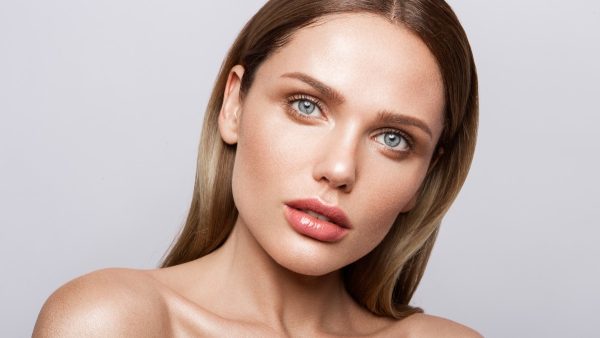 Ενυδατωμένα και juicy χείλη: Αυτό το lip oil είναι το must-have του χειμώνα