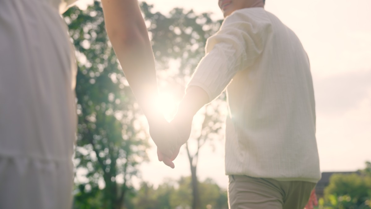γαμπρός και νύφη με νυφικό στον ήλιο