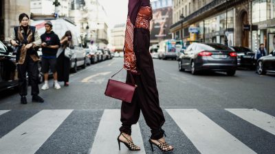 γυναίκα στο street style φοράει ρετρό παπούτσια