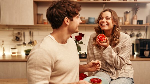 ζευγάρι τρώει τάρτες με φράουλες