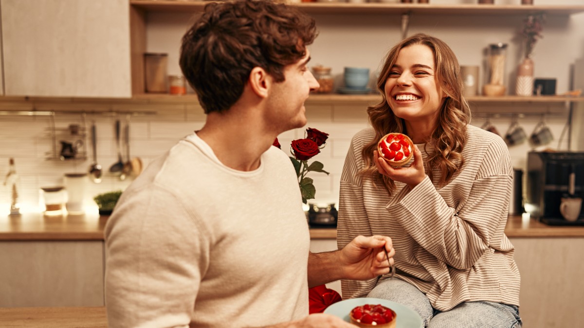 ζευγάρι τρώει τάρτες με φράουλες