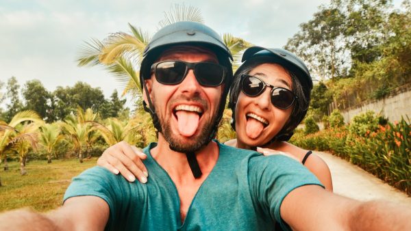 ζευγάρι με κράνος χαμογελάει