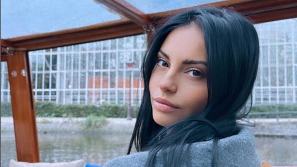 Η Δήμητρα Αλεξανδράκη με θέα ένα ποτάμι και ψηλά κτήρια