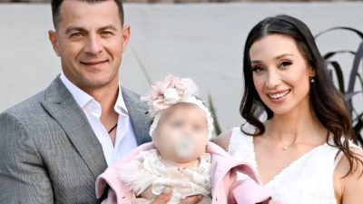 Η Δήμητρα Βαμβακούση και ο Γιώργος Αγγελόπουλος με την κόρη τους, στην βάφτισή της