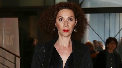 Δώρα Χρυσικού - Φωτογραφία που δείχνει την ηθοποιό να περπατά σε εξωτερικό χώρο