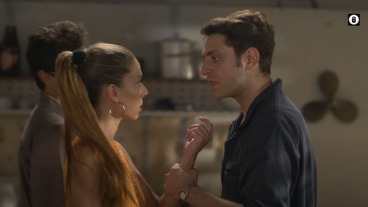 Η Παραλία: Την απειλεί για τον άντρα της