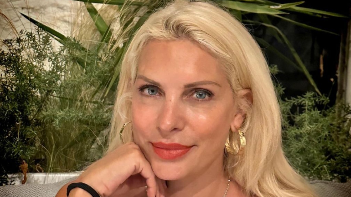 Η Ελένη Μενεγάκη σε καλοκαιρινή της έξοδο