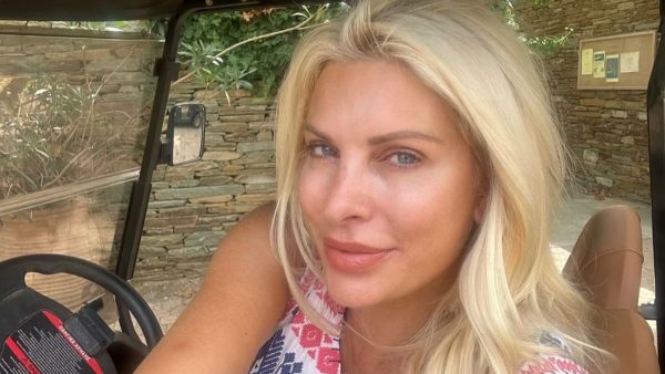 Η Ελένη Μενεγάκη σε βόλτα της