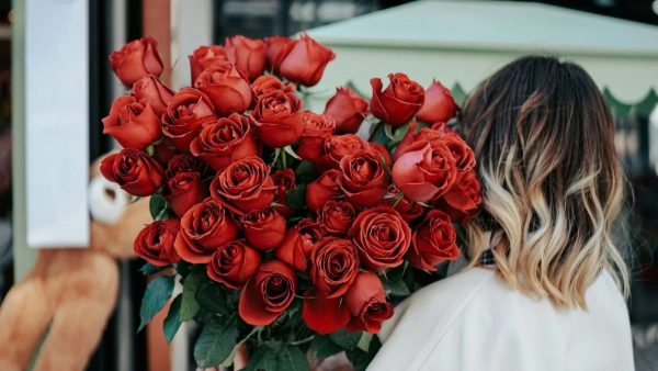 Κοπέλα με τριαντάφυλλα στα χέρια