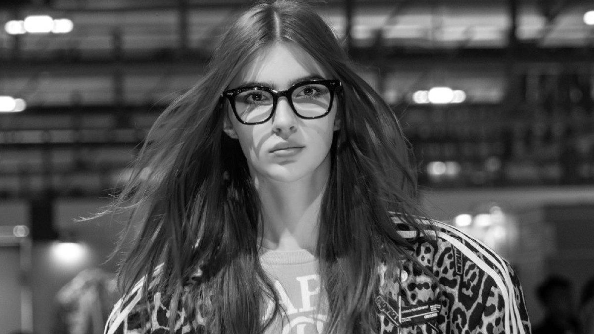 μοντέλο με γυαλιά μυωπίας