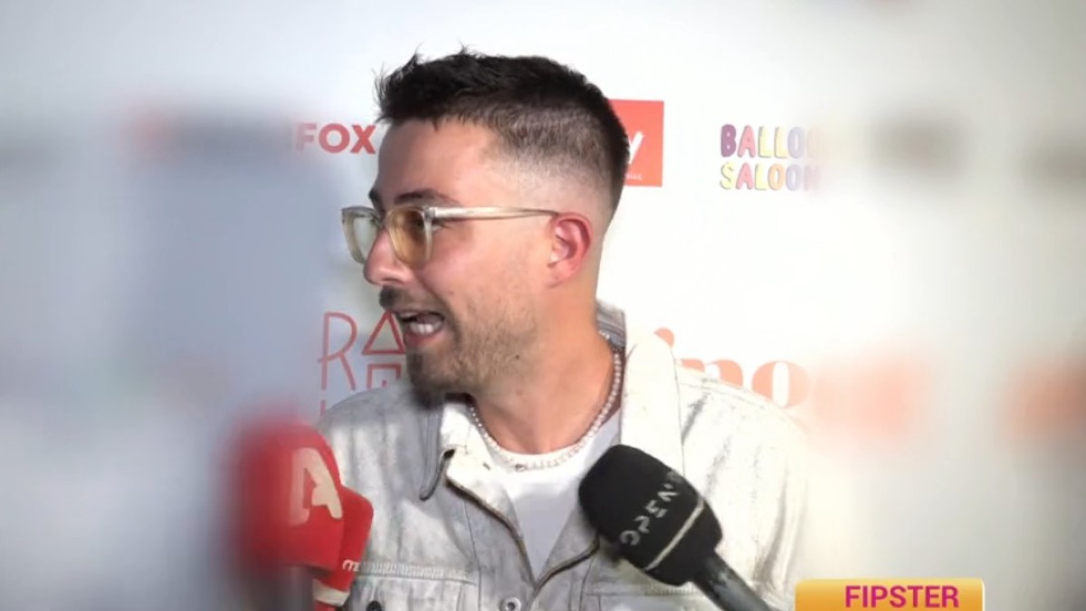 Ο Fipster μιλάει στις κάμερες του Ηappy Day.