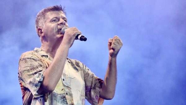 Ο Φοίβος Δεληβοριάς στην συναυλία για τα Τέμπη