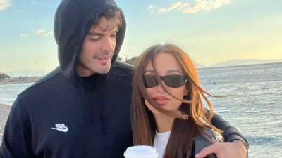 Η Ελένη Φουρέιρα και ο Αλμπέρτο Μποτία ποζάρουν στην παραλια