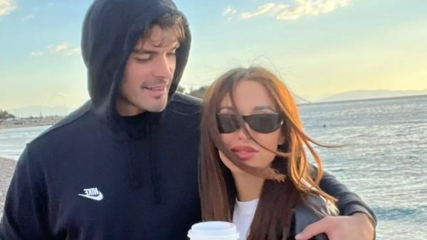 Η Ελένη Φουρέιρα και ο Αλμπέρτο Μποτία ποζάρουν στην παραλια