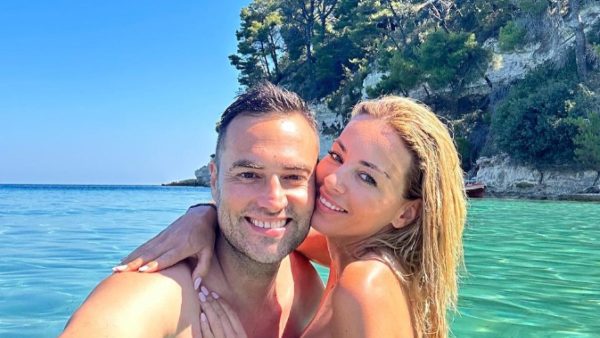 Ο Κώστας Φραγκολιάς αγκαλιά με την Δώρα Πατσιώτη μέσα στη θάλασσα